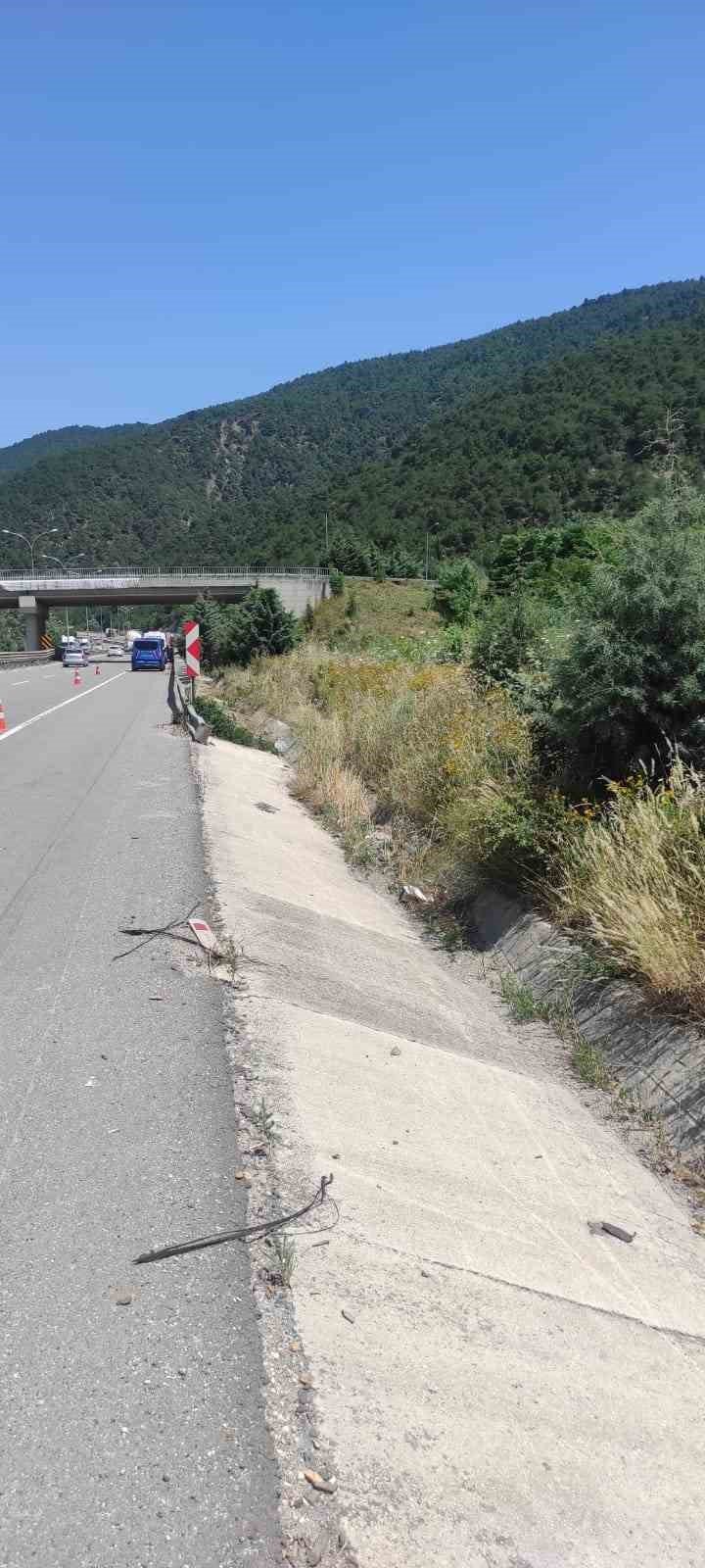 Takla atan otomobilden burnu bile kanamadan kurtuldu