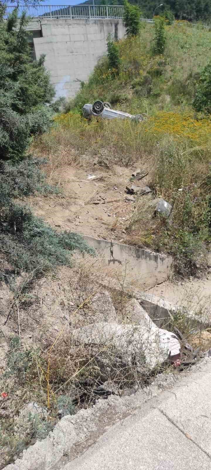 Takla atan otomobilden burnu bile kanamadan kurtuldu