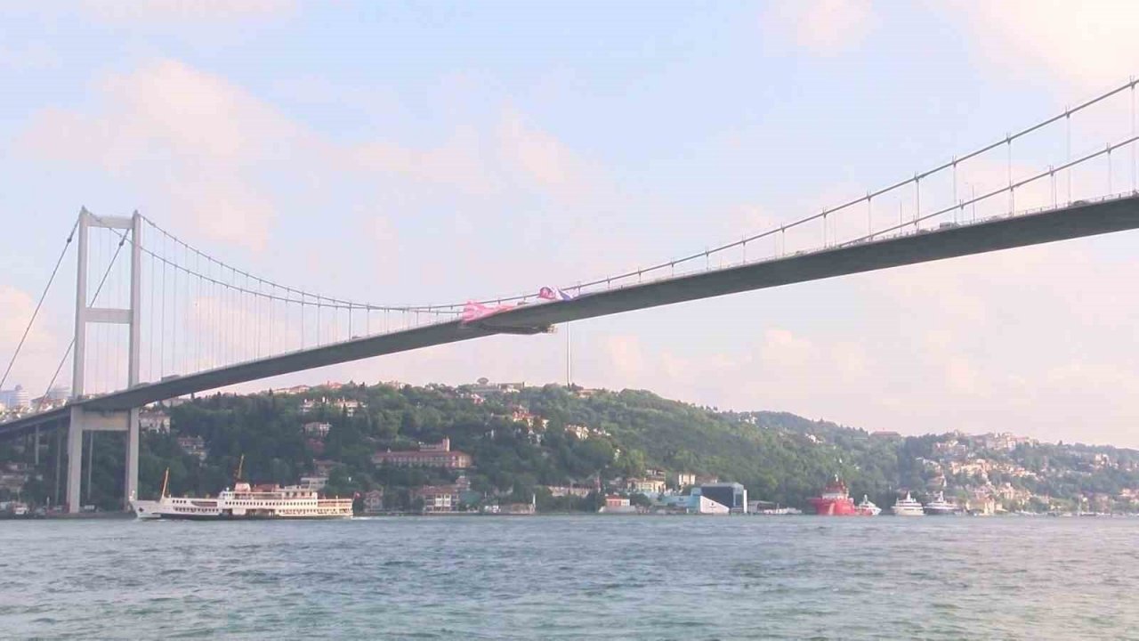 Şampiyon Pendikspor’un bayrağı İstanbul Boğazı’nda dalgalanıyor