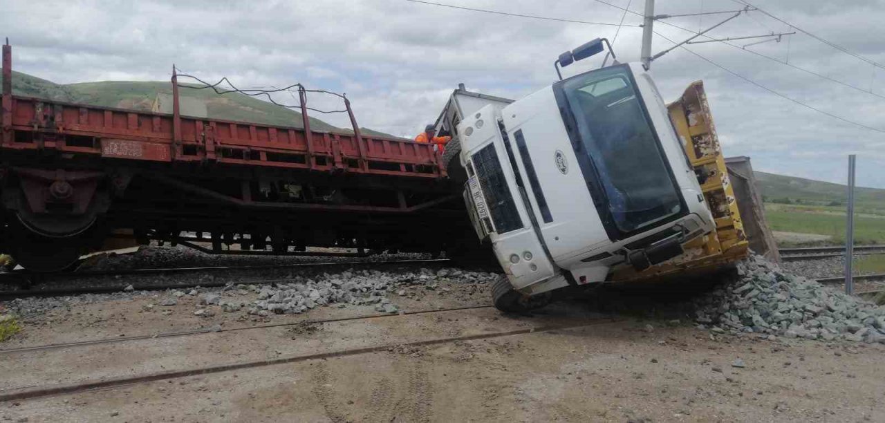 Sivas’ta hemzemin geçitte kaza: 8 yaralı