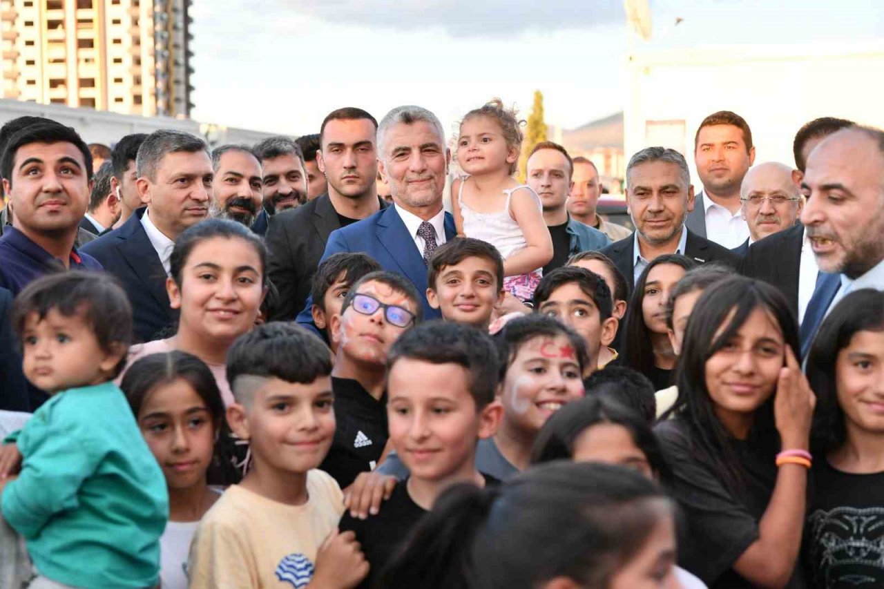 Ticaret Bakanı Bolat’tan Malatya’da konteyner kent ziyareti