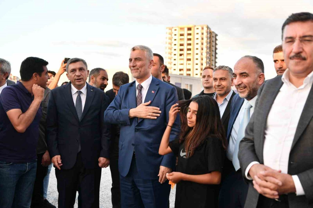 Ticaret Bakanı Bolat’tan Malatya’da konteyner kent ziyareti