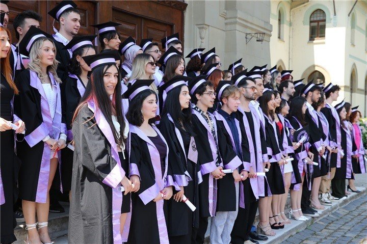Edirne’de güzel sanatlar fakültesinde mezuniyet coşkusu