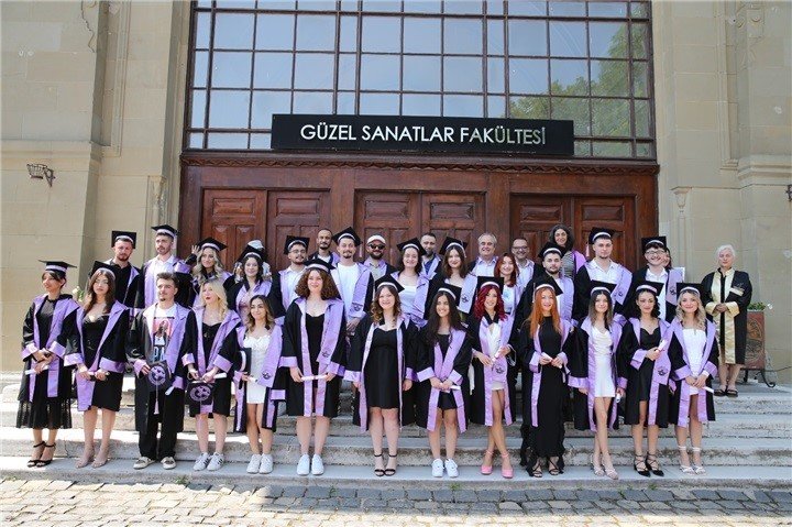 Edirne’de güzel sanatlar fakültesinde mezuniyet coşkusu