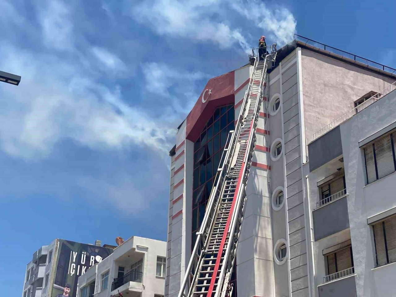 İş merkezinin çatısında çıkan yangın büyümeden söndürüldü