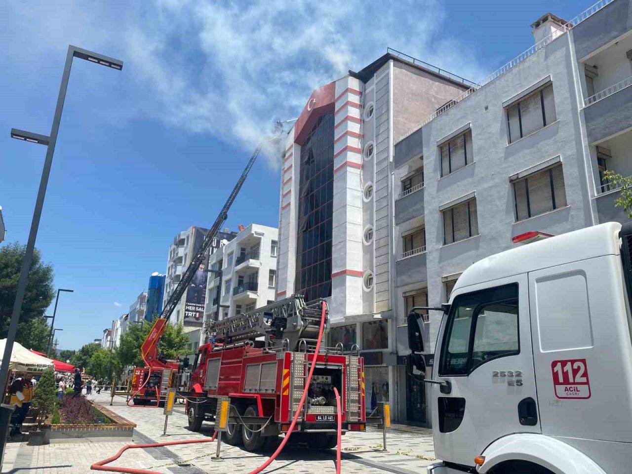 İş merkezinin çatısında çıkan yangın büyümeden söndürüldü