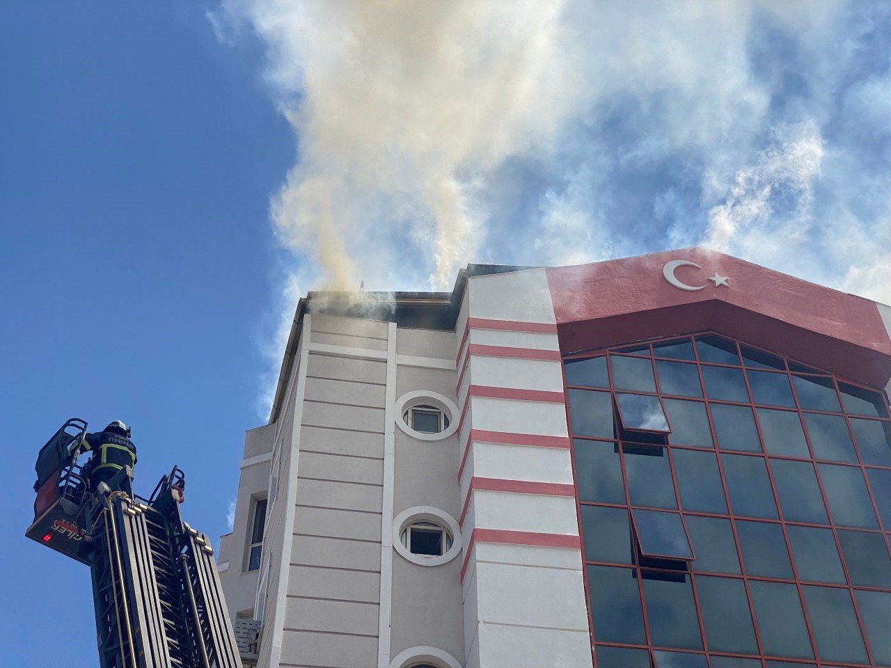 İş merkezinin çatısında çıkan yangın büyümeden söndürüldü