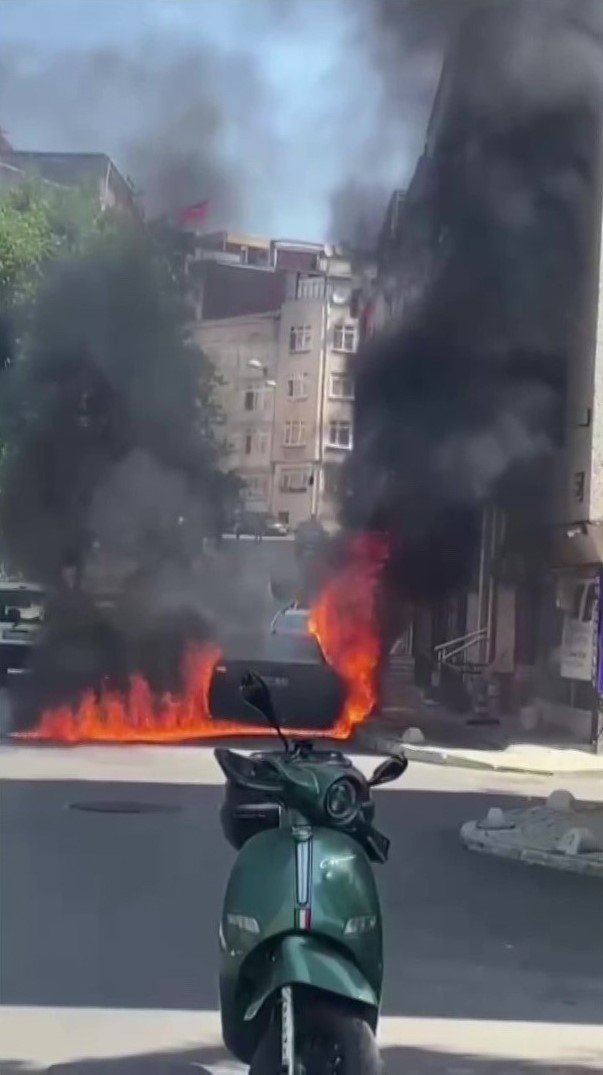 Üsküdar’da korku dolu anlar: Otomobil alev alev yandı