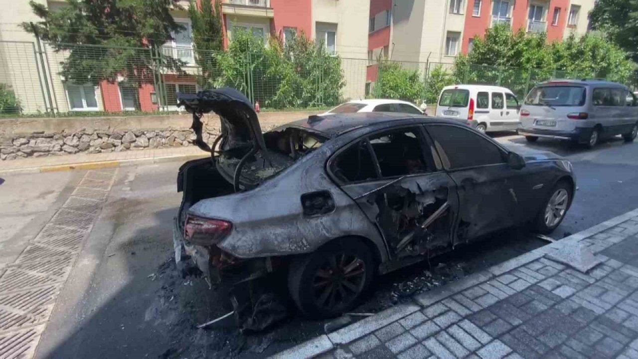 Üsküdar’da korku dolu anlar: Otomobil alev alev yandı