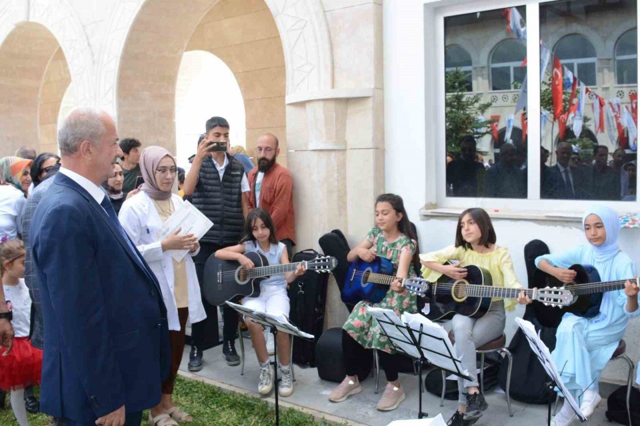 Tuşba’da ‘Yılsonu Sergi ve Sertifika’ töreni