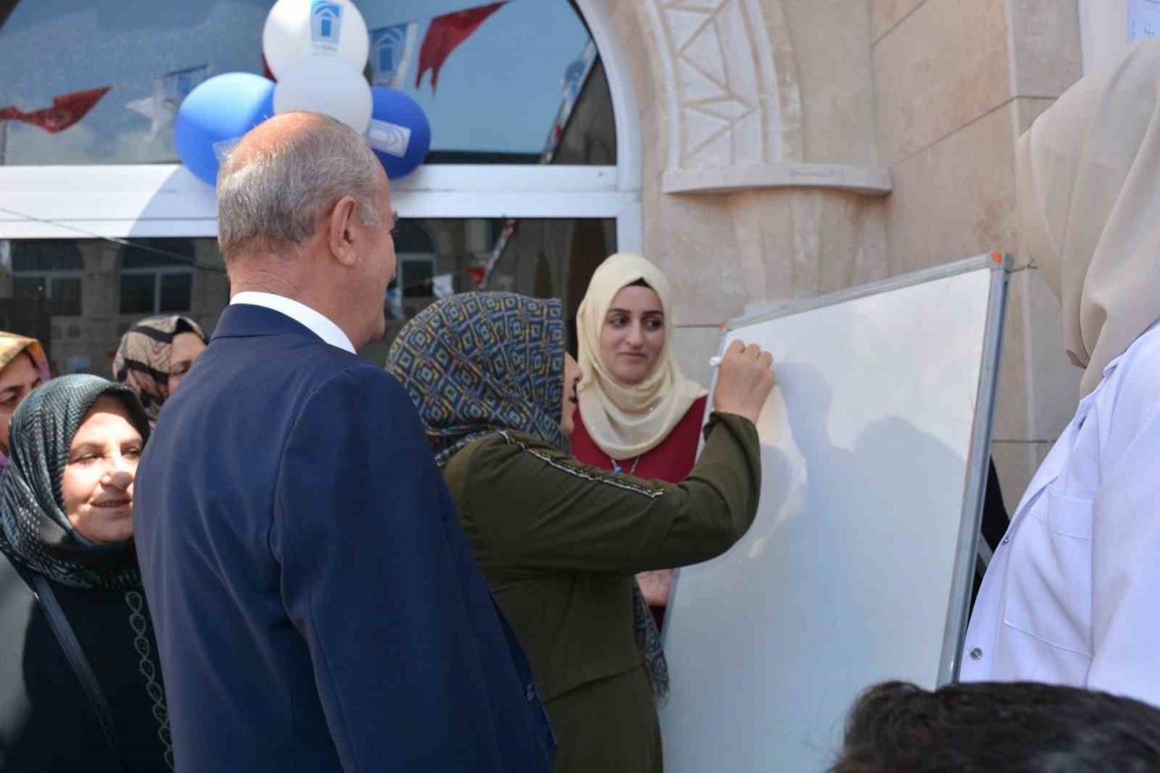 Tuşba’da ‘Yılsonu Sergi ve Sertifika’ töreni