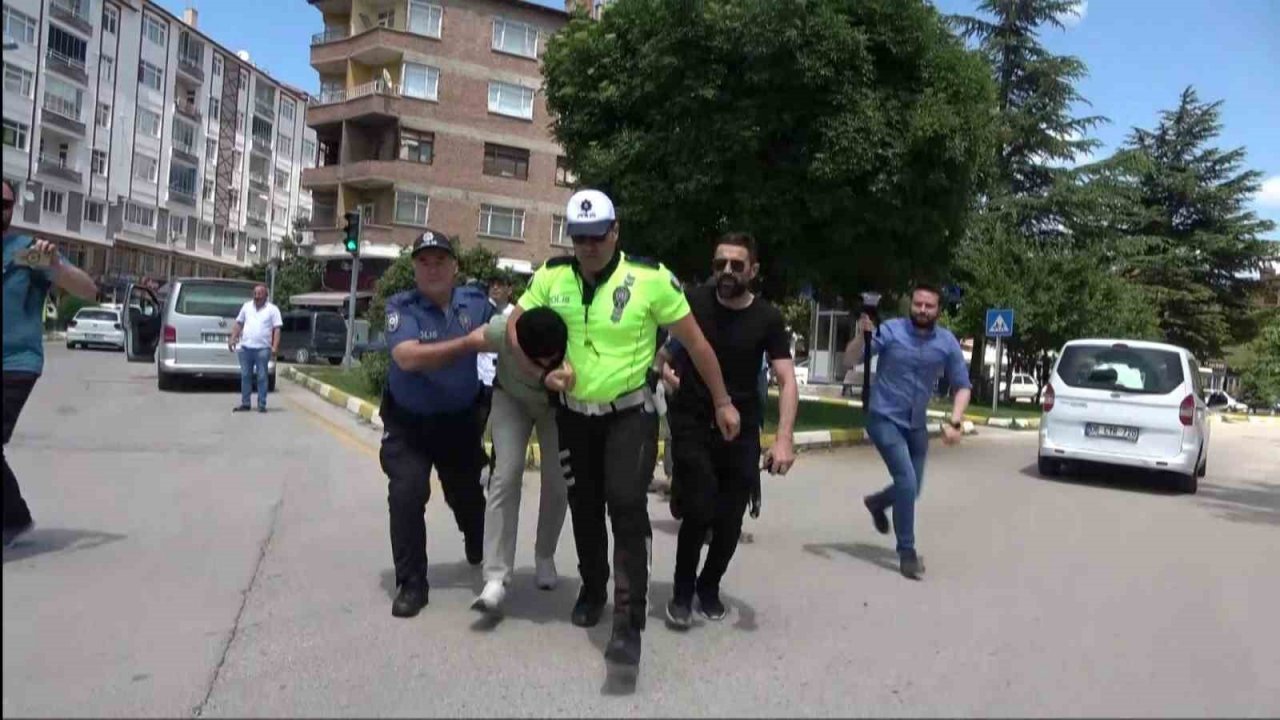 Filmleri aratmayan tatbikatı gerçek sandılar, hırsız kılığındaki polisi yakalamaya çalıştılar