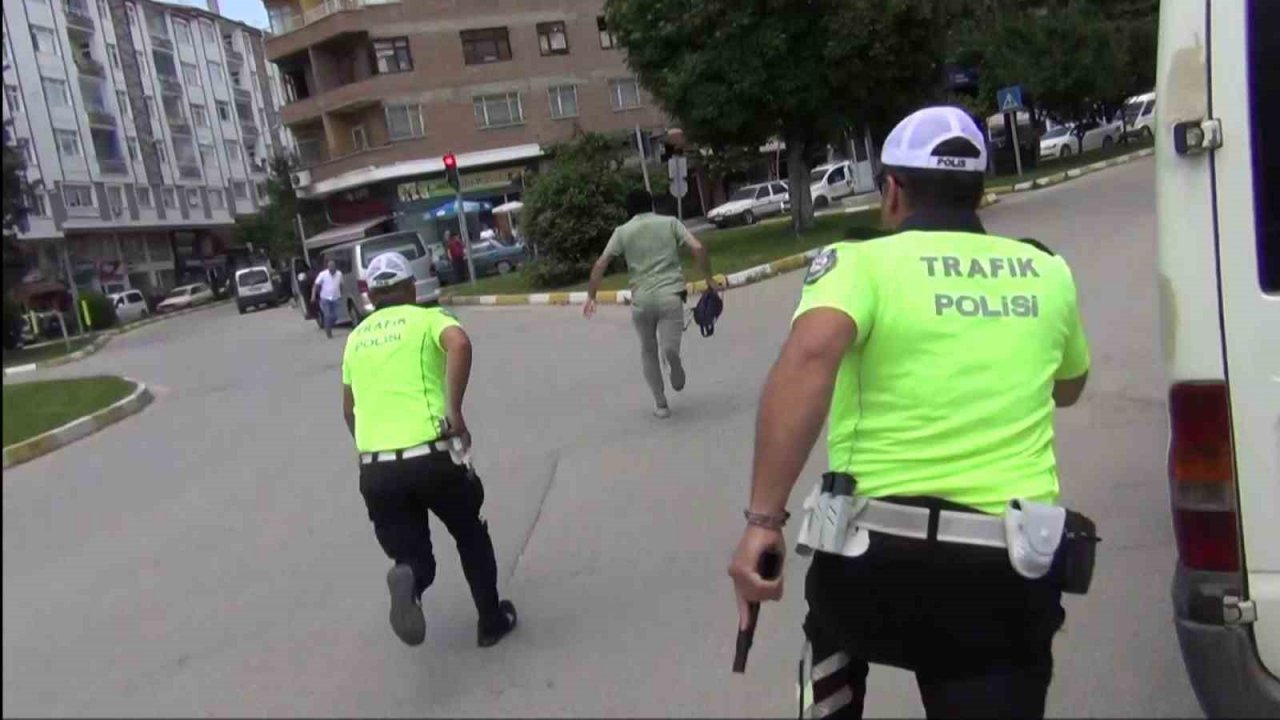 Filmleri aratmayan tatbikatı gerçek sandılar, hırsız kılığındaki polisi yakalamaya çalıştılar