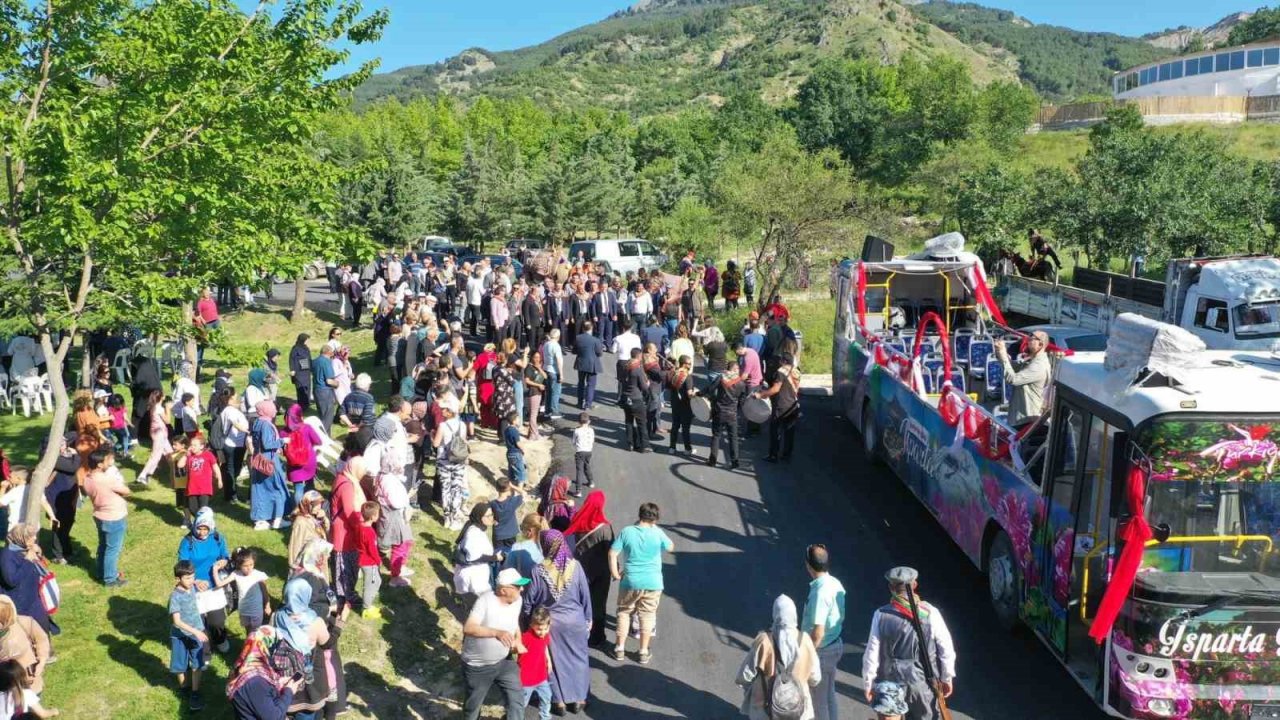 Isparta’da unutulmaya yüz tutmuş kurban indirme geleneği yeniden yaşatılmaya başlandı