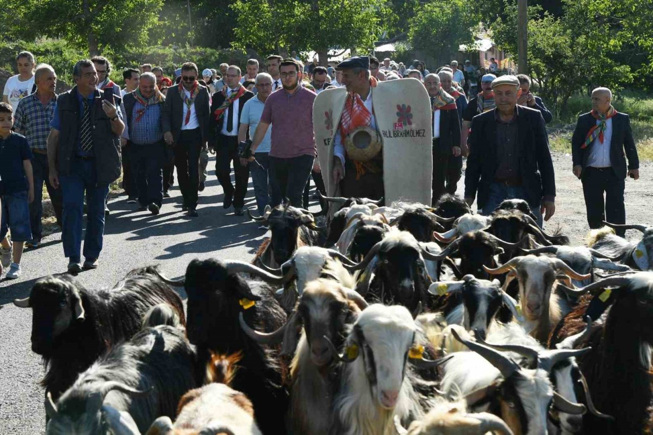 Isparta’da unutulmaya yüz tutmuş kurban indirme geleneği yeniden yaşatılmaya başlandı