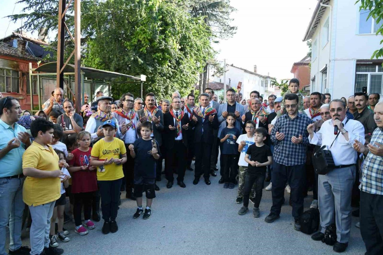 Isparta’da unutulmaya yüz tutmuş kurban indirme geleneği yeniden yaşatılmaya başlandı