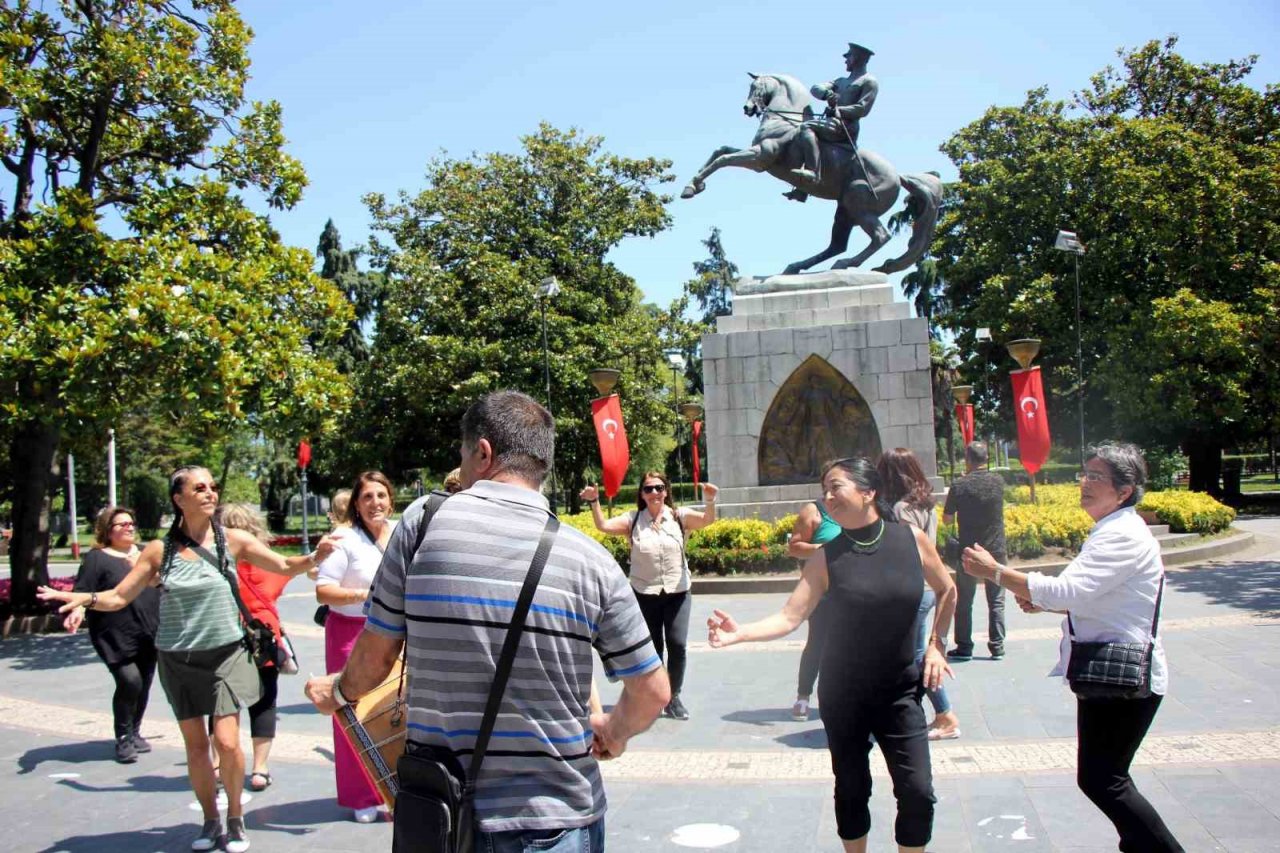 Almanya’dan gelen gurbetçiler davul-zurna eşliğinde eğlendiler