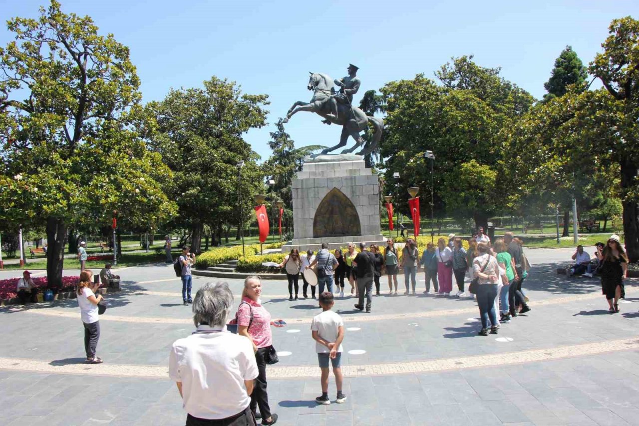 Almanya’dan gelen gurbetçiler davul-zurna eşliğinde eğlendiler