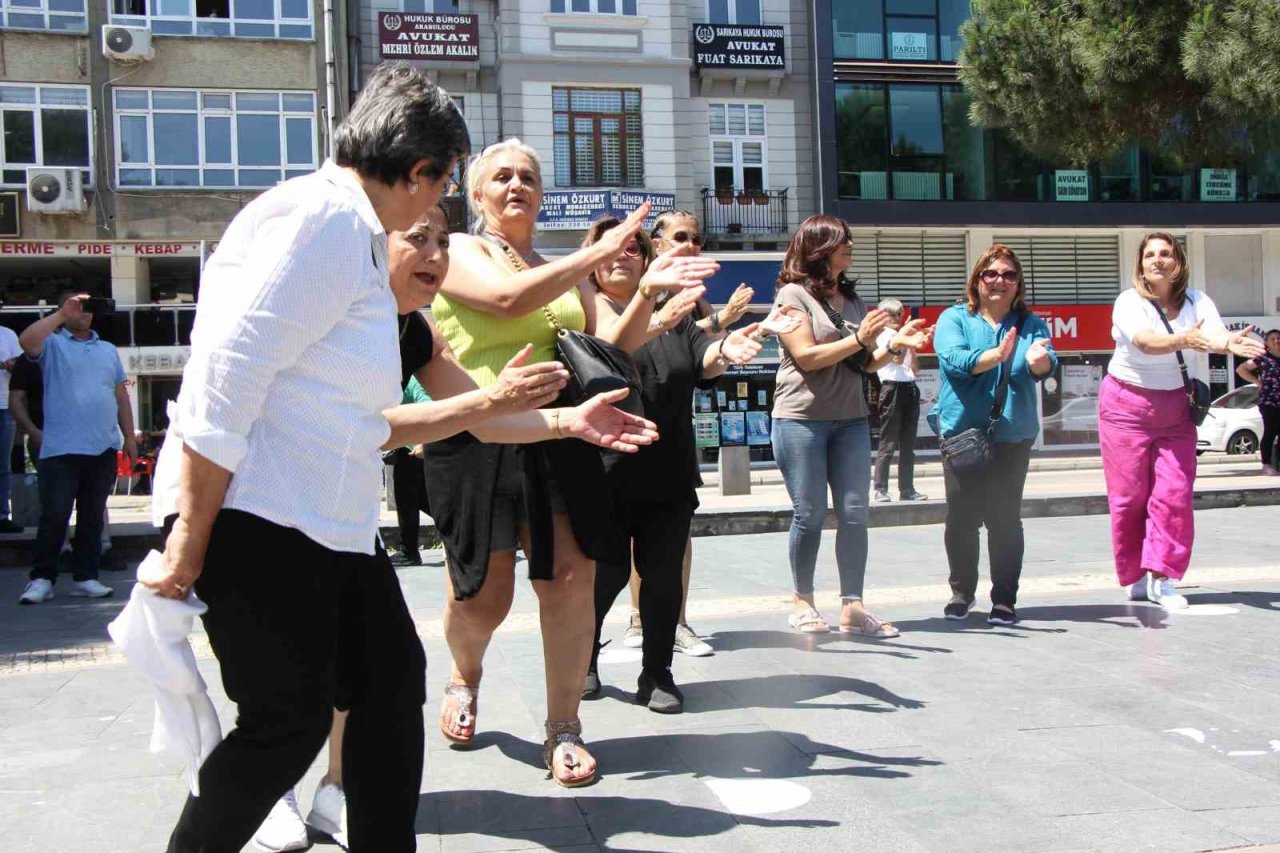 Almanya’dan gelen gurbetçiler davul-zurna eşliğinde eğlendiler