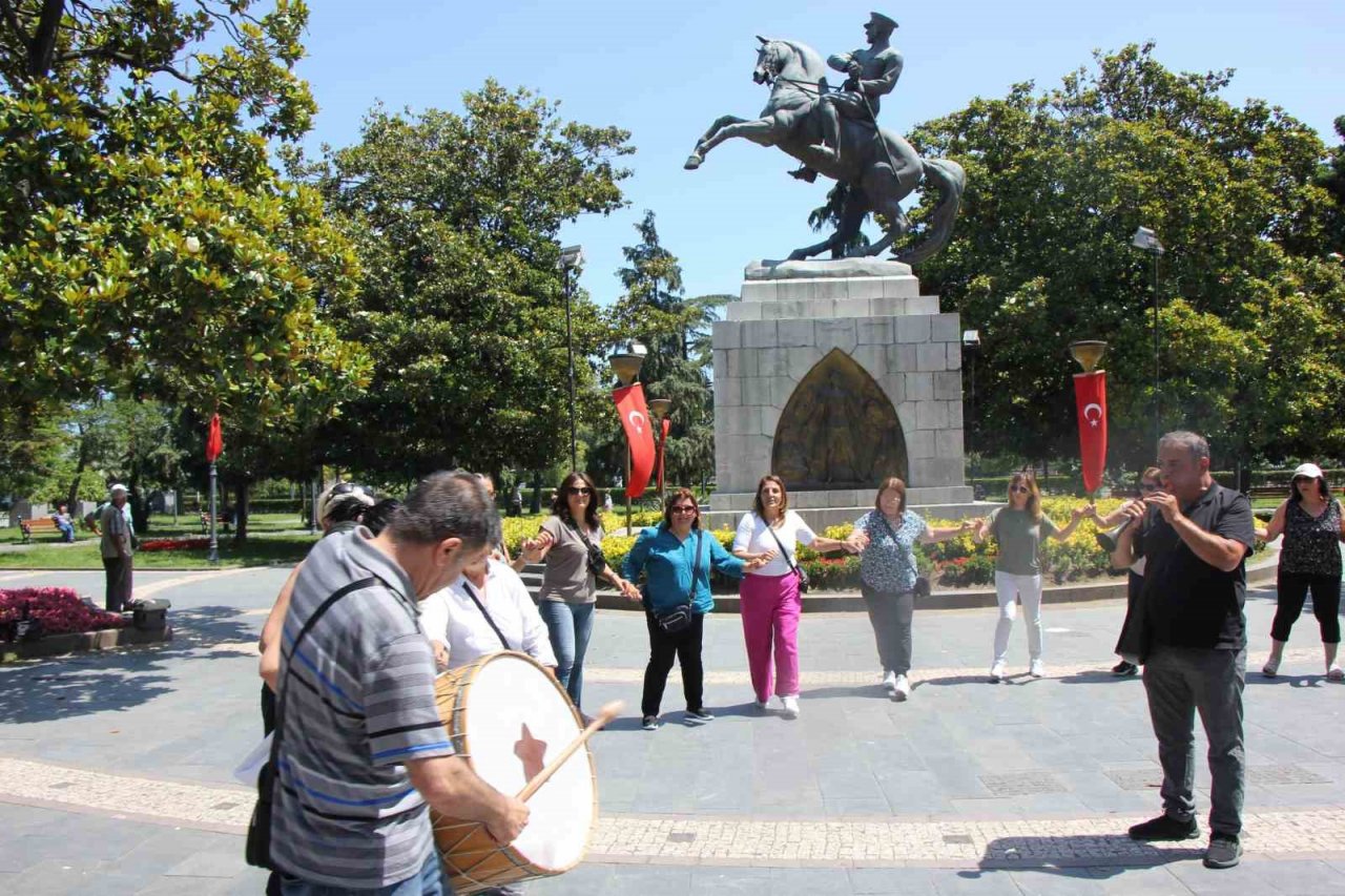 Almanya’dan gelen gurbetçiler davul-zurna eşliğinde eğlendiler