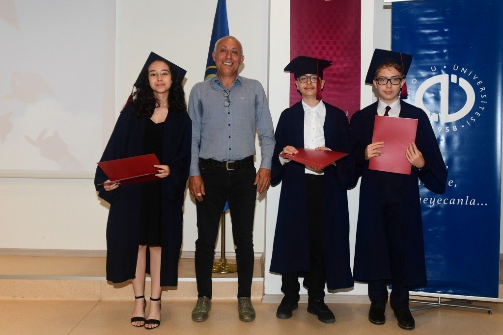 ÜYEP’li öğrencilerin mezuniyet sevinci