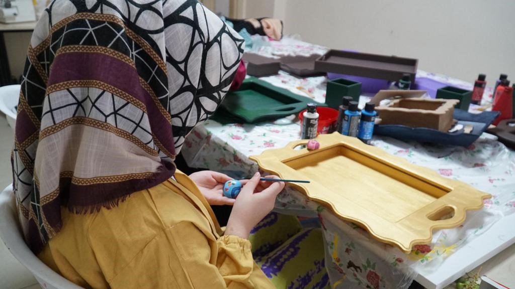 Anneleri kursta, çocukları kreşte öğreniyor