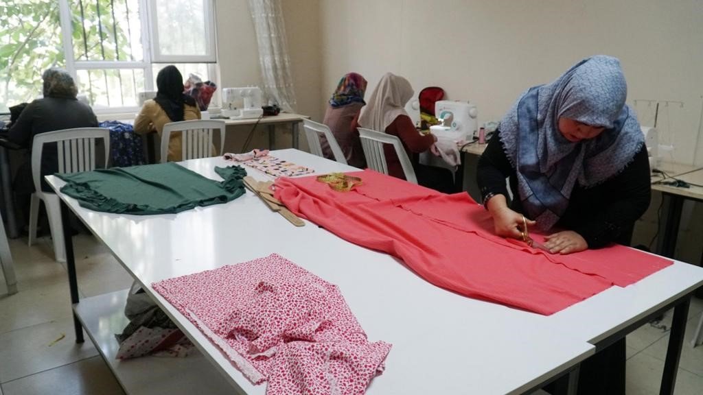 Anneleri kursta, çocukları kreşte öğreniyor