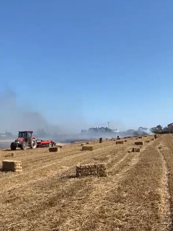 Saman balyalarının bulunduğu arazideki yangın 1 saatte kontrol altına alındı