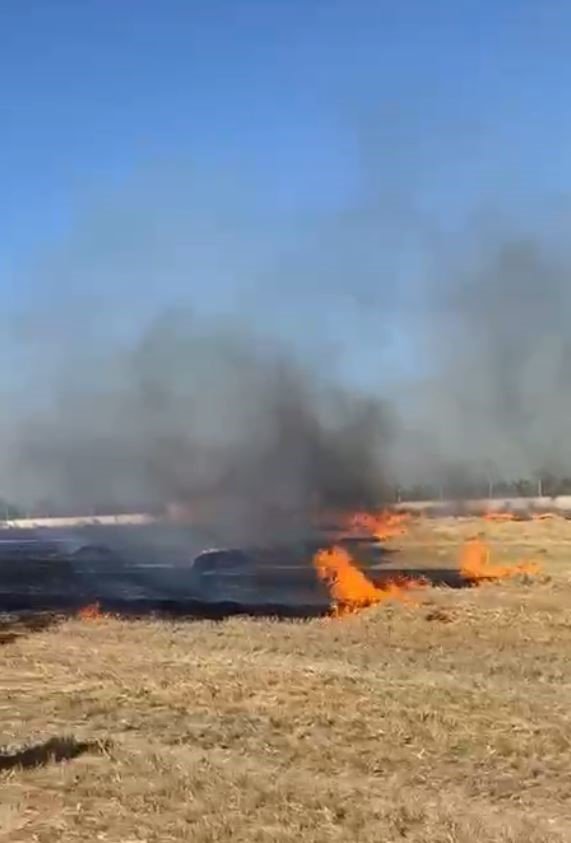 Saman balyalarının bulunduğu arazideki yangın 1 saatte kontrol altına alındı