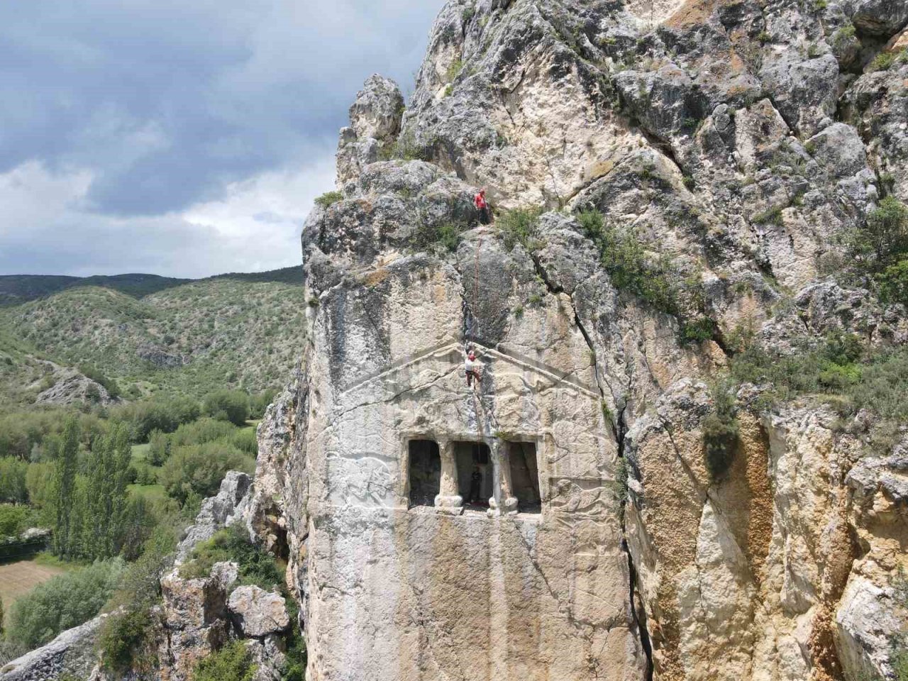 2 bin 700 yıllık kaya mezarı bakımsızlıktan yok oluyor