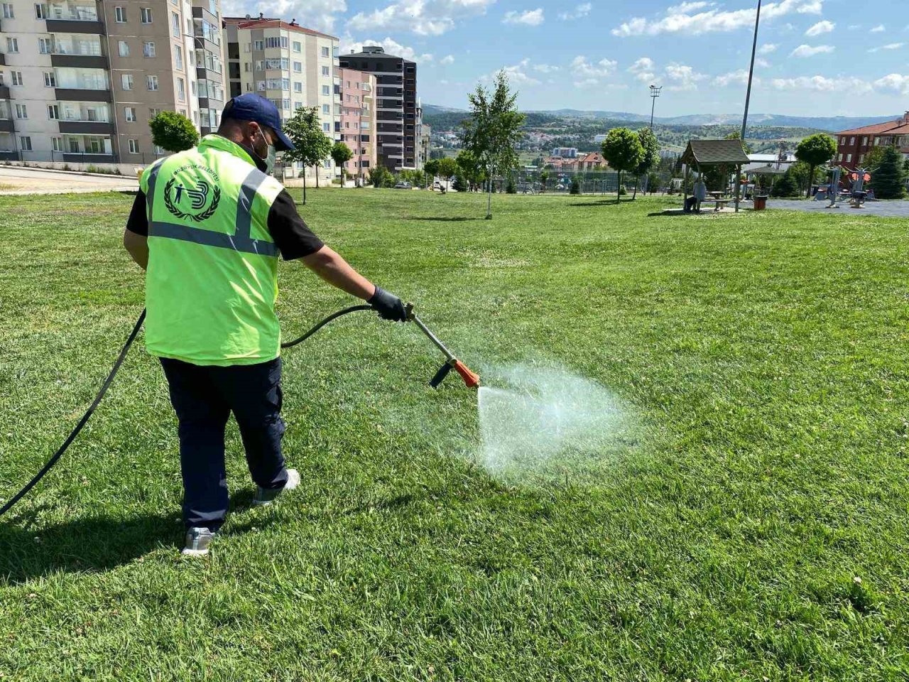 Bozüyük’te haşere mücadelesi kene ilaçlaması ile sürüyor