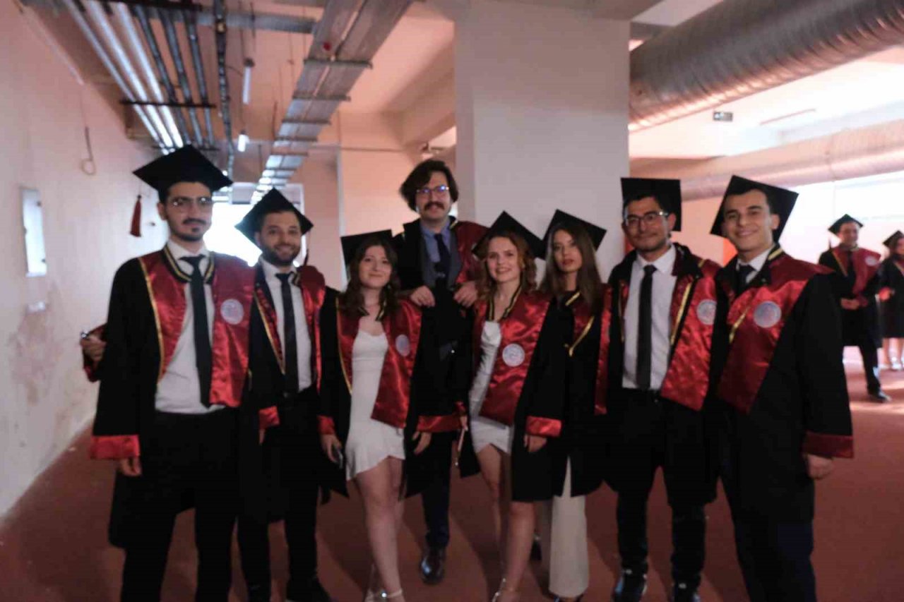 Doktorluğa ilk adımı atan öğrenciler mezuniyet heyecanını yaşadı