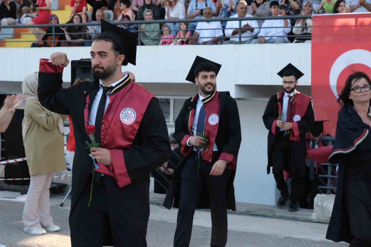 Doktorluğa ilk adımı atan öğrenciler mezuniyet heyecanını yaşadı