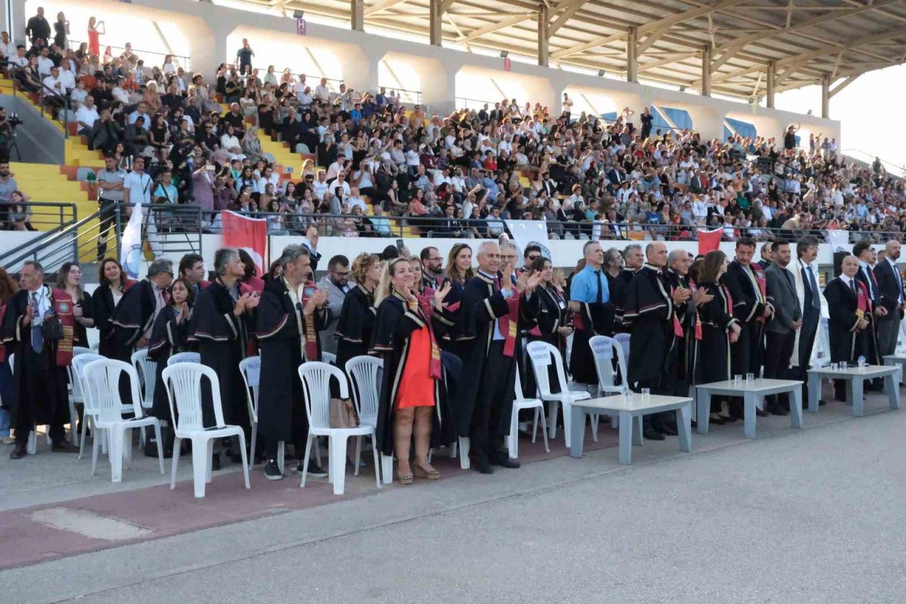 Doktorluğa ilk adımı atan öğrenciler mezuniyet heyecanını yaşadı