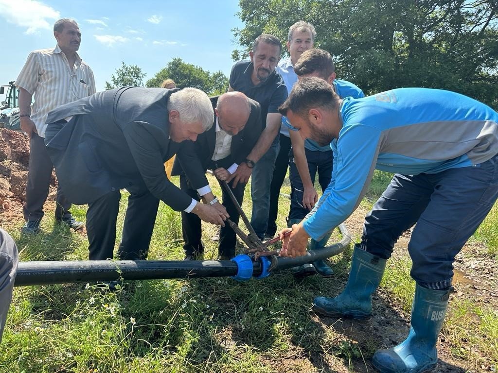Su geldi mahalleli çifte bayram yaptı