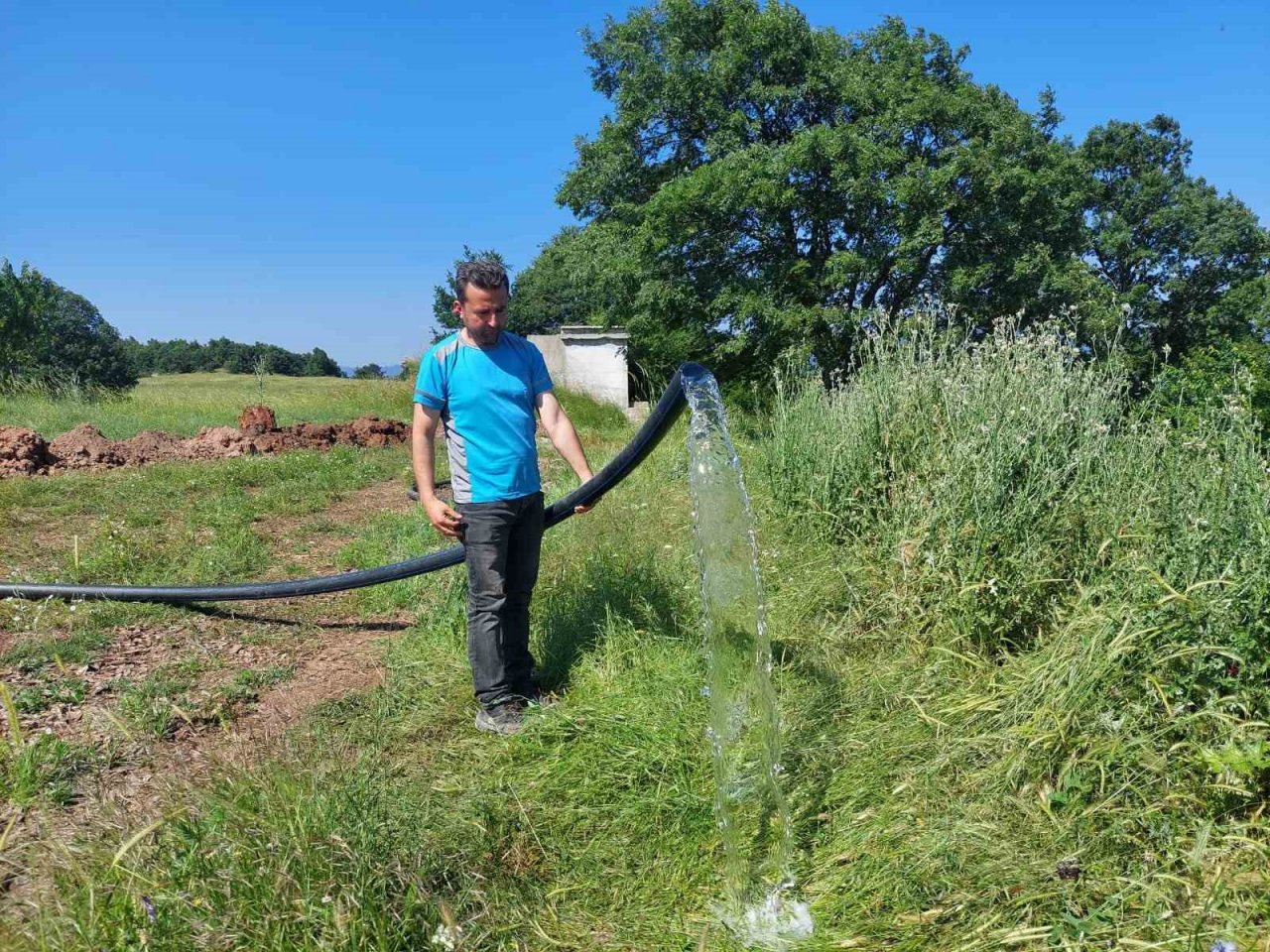 Su geldi mahalleli çifte bayram yaptı