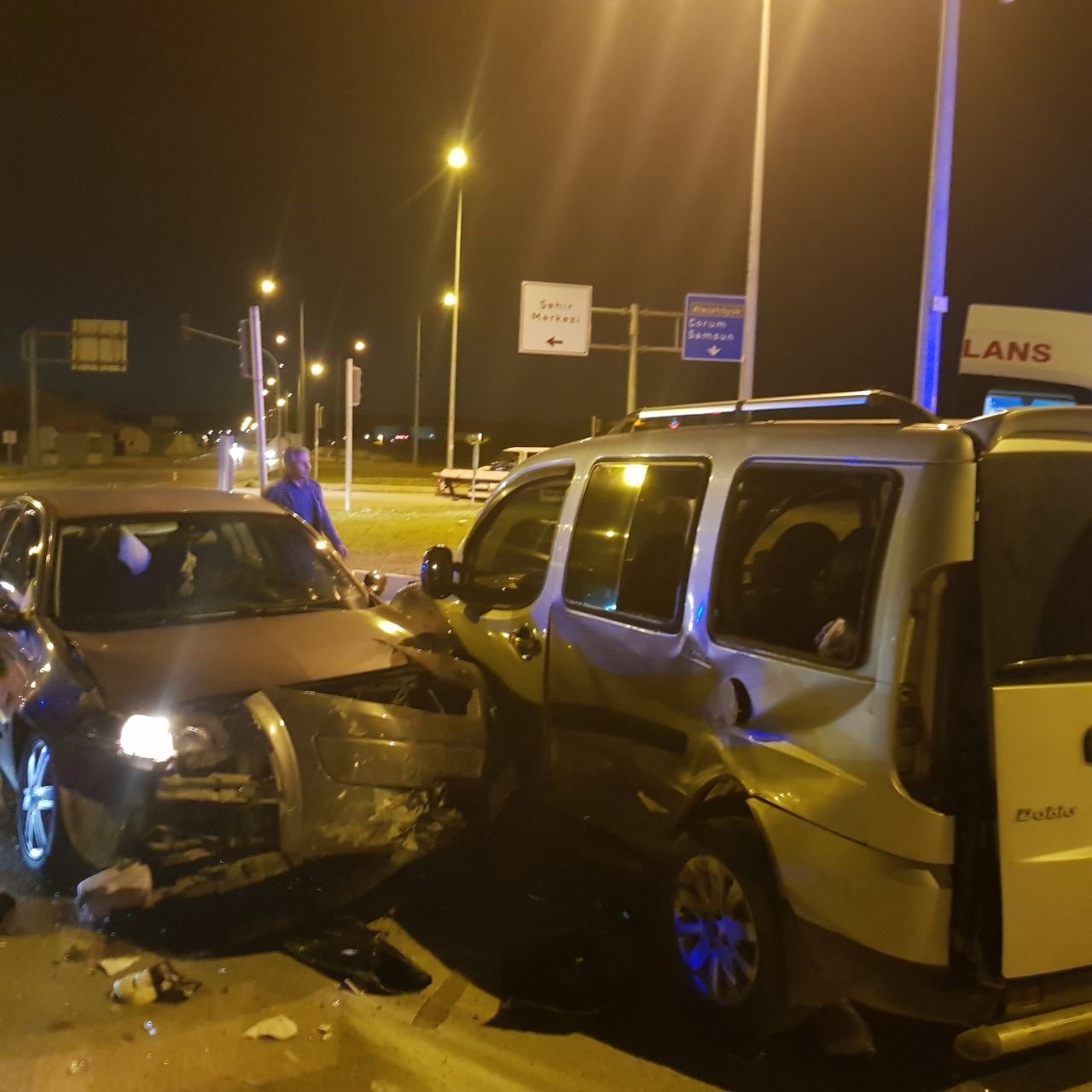 Otomobil ile hafif ticari araç çarpıştı: 3 yaralı