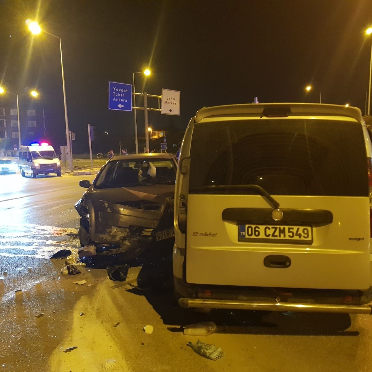 Otomobil ile hafif ticari araç çarpıştı: 3 yaralı