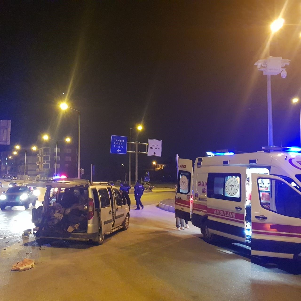 Otomobil ile hafif ticari araç çarpıştı: 3 yaralı