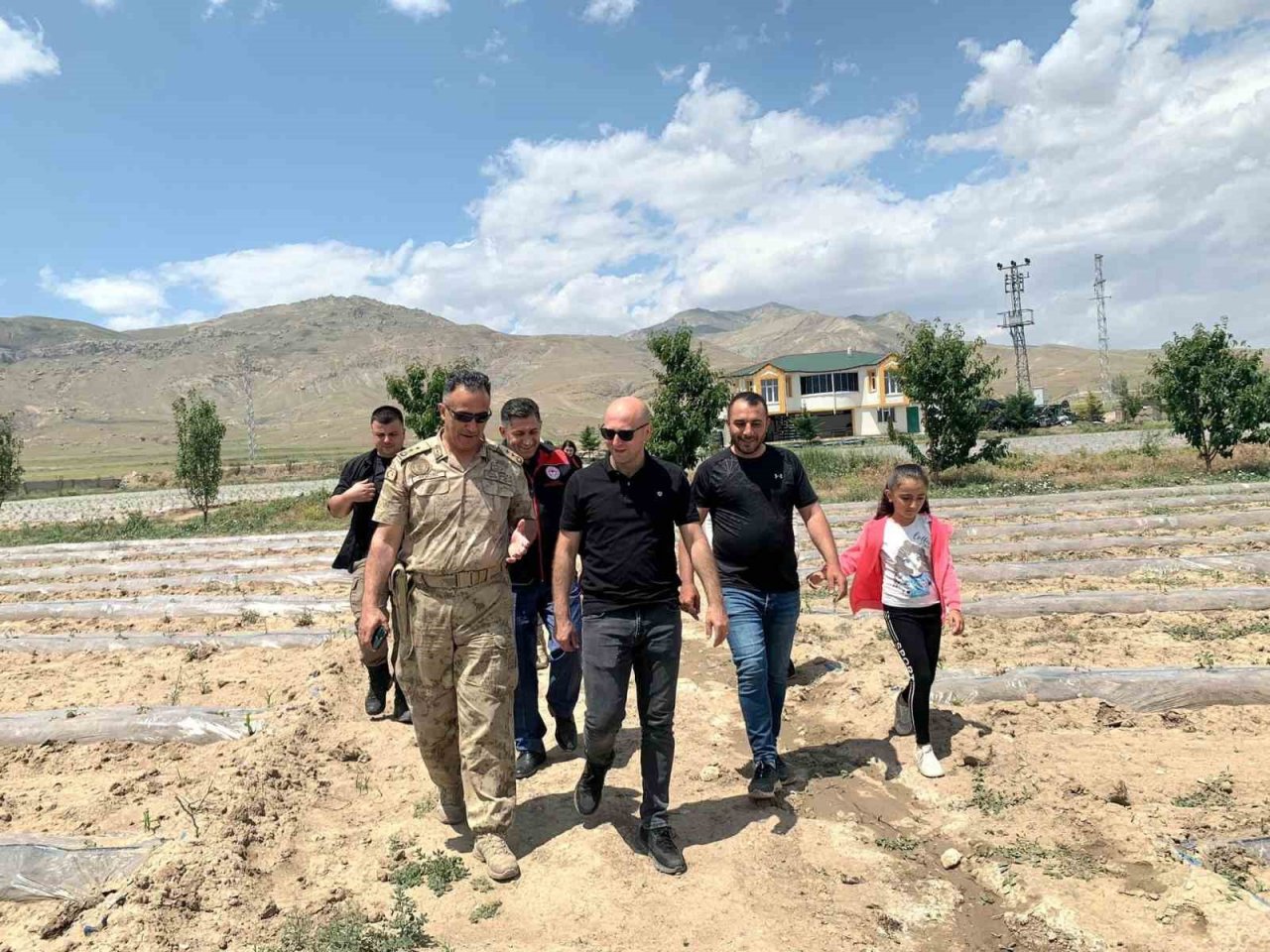 Doğubayazıt Kaymakamı Ekinci, meyve ve sebze bahçelerinde incelemelerde bulundu