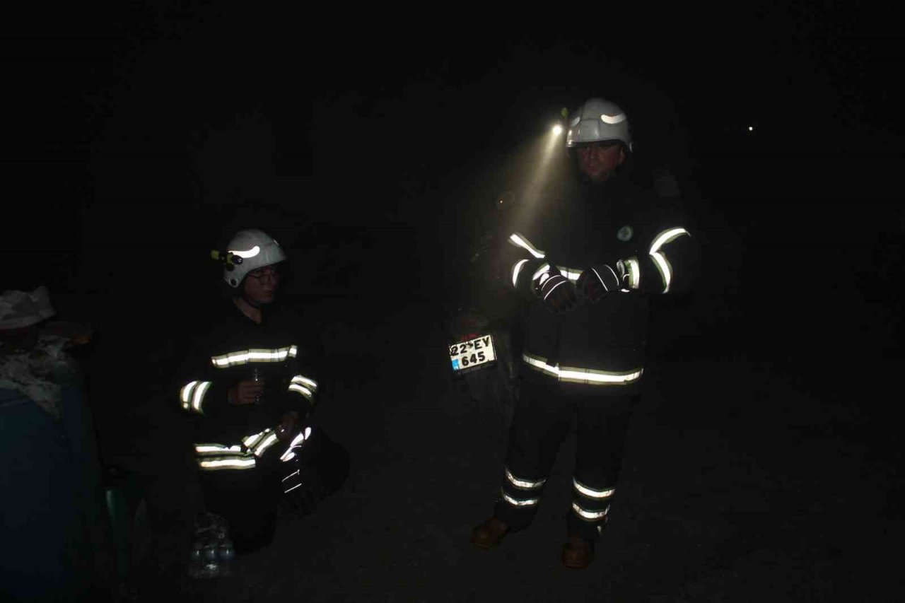 Edirne’de çiftliğin ahırında yangın paniği: Büyükbaş hayvanlar son anda kurtarıldı