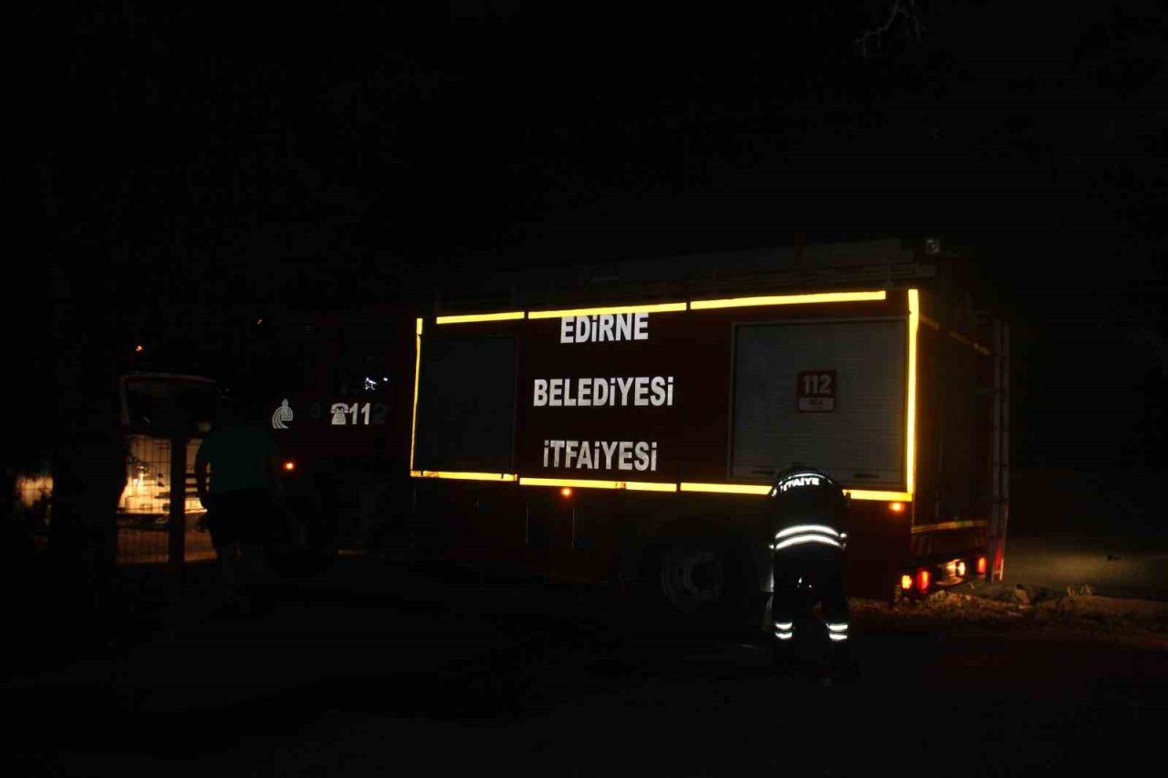 Edirne’de çiftliğin ahırında yangın paniği: Büyükbaş hayvanlar son anda kurtarıldı