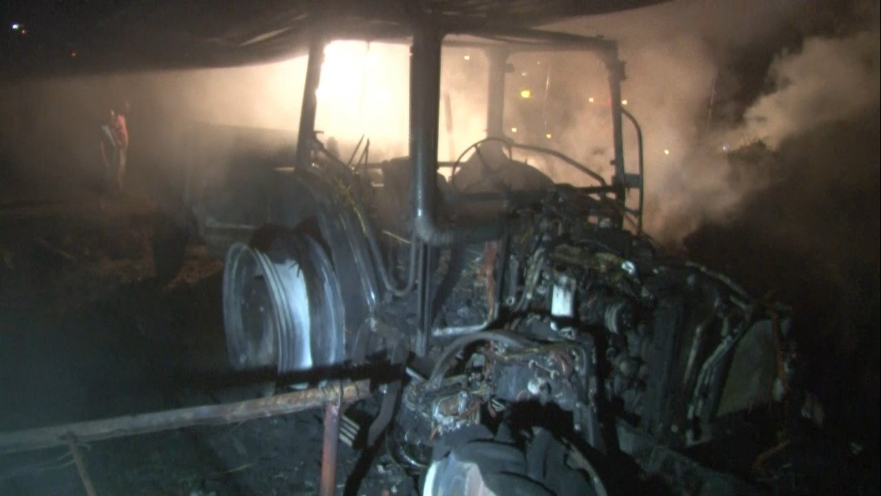 Edirne’de çiftliğin ahırında yangın paniği: Büyükbaş hayvanlar son anda kurtarıldı