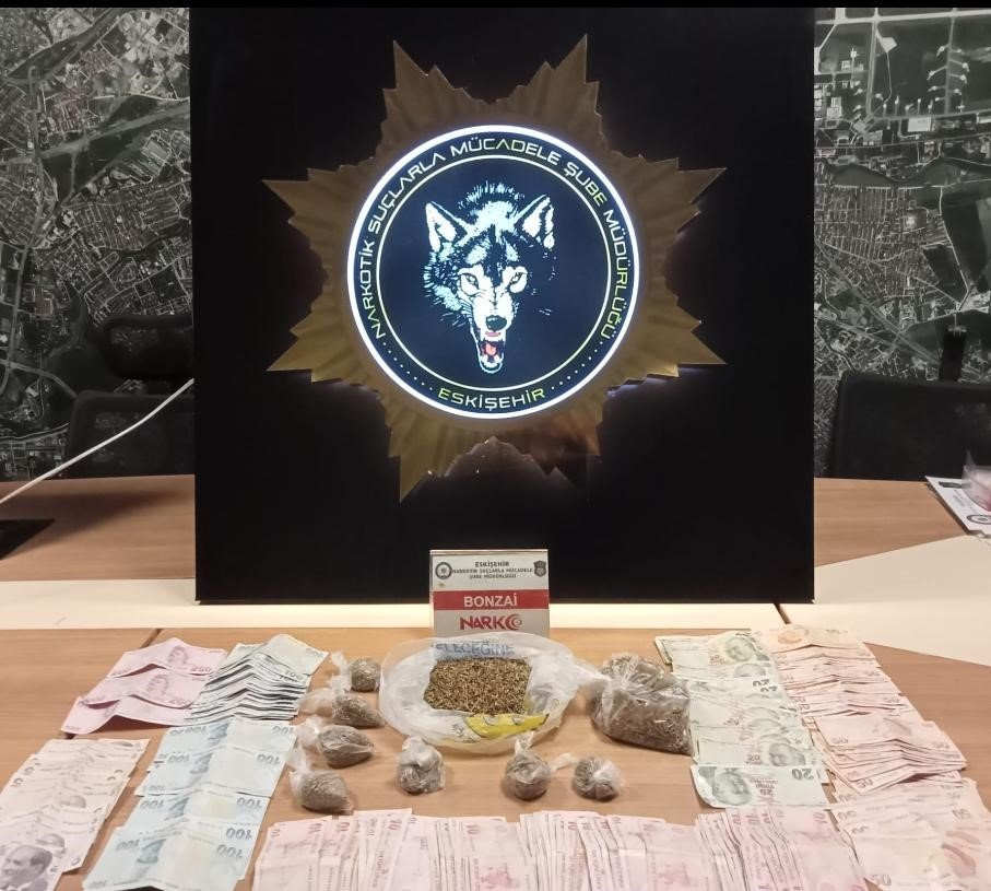 Uyuşturucu madde ticareti yapan şüphelilerden 3’ü tutuklandı 2’si ev hapsine çarptırıldı