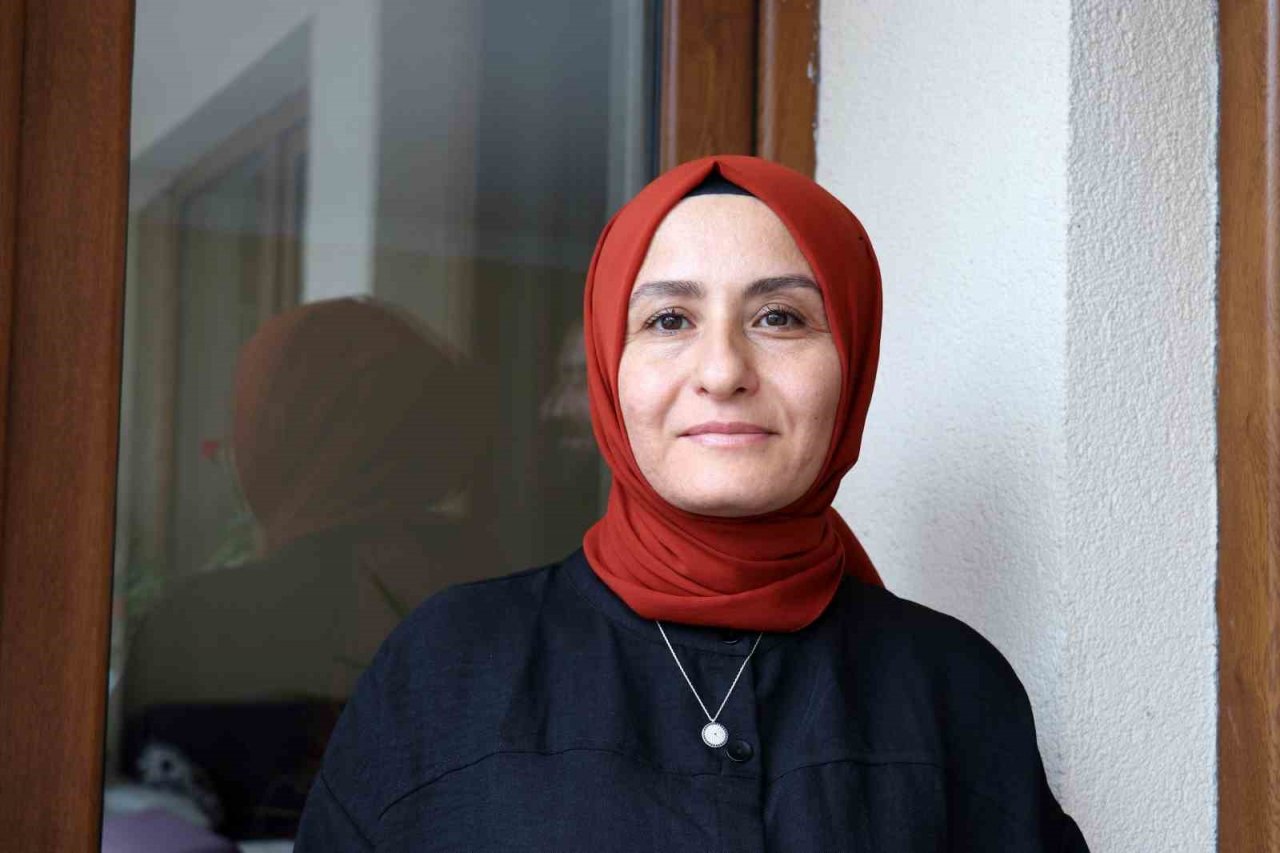 Kumrular 5 yıldır balkondaki kombinin üzerine yuva yapıyor