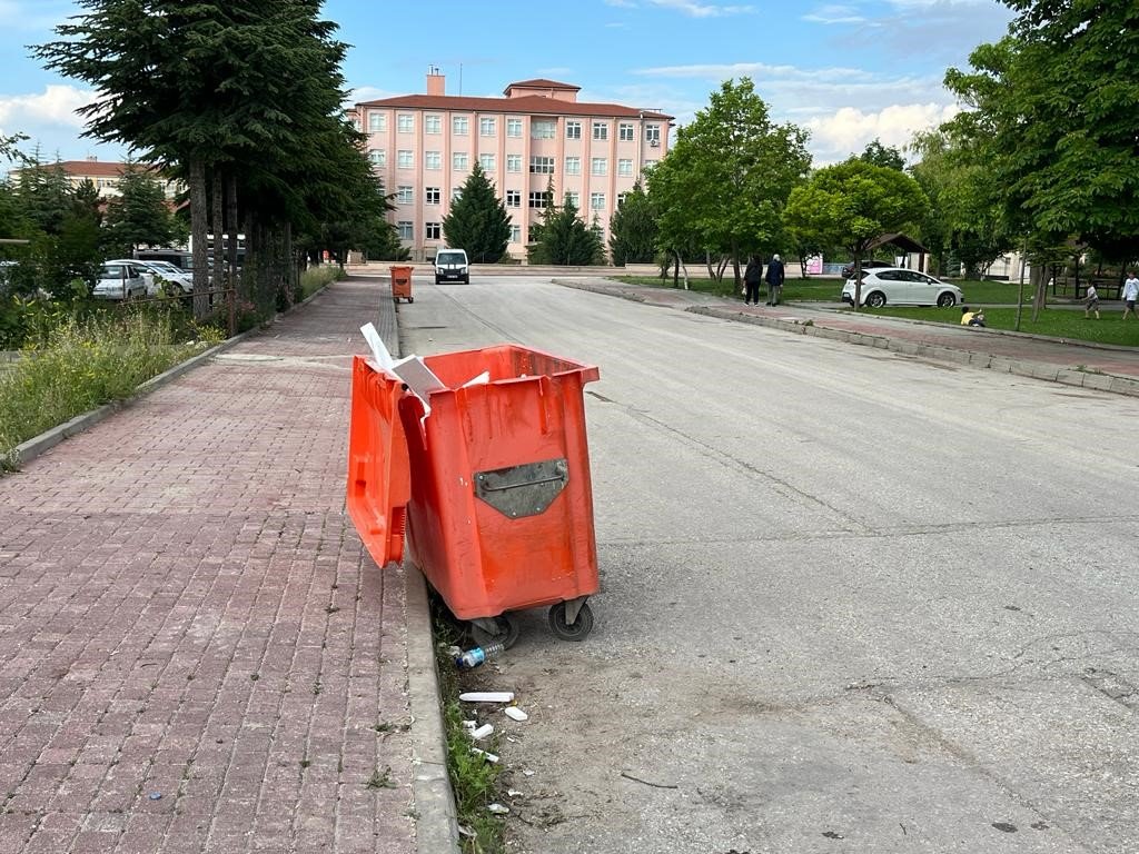 Bu mahallede neredeyse sağlam konteyner yok