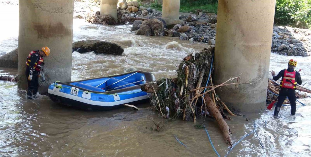 Giresun’un Duroğlu beldesindeki selde kaybolan şahsı arama çalışmaları sürüyor