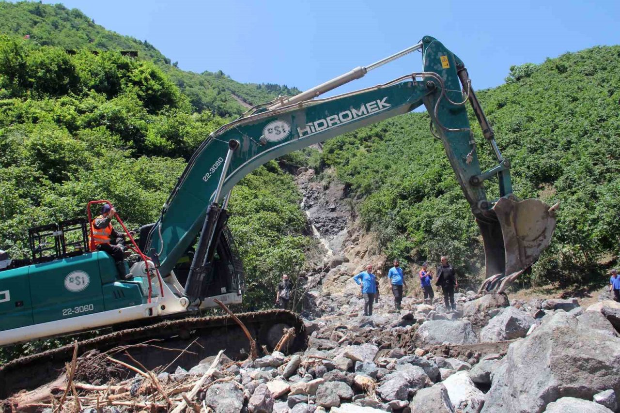 Giresun’un Duroğlu beldesindeki selde kaybolan şahsı arama çalışmaları sürüyor