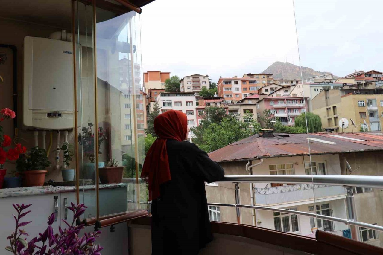 Kumrular 5 yıldır balkondaki kombinin üzerine yuva yapıyor