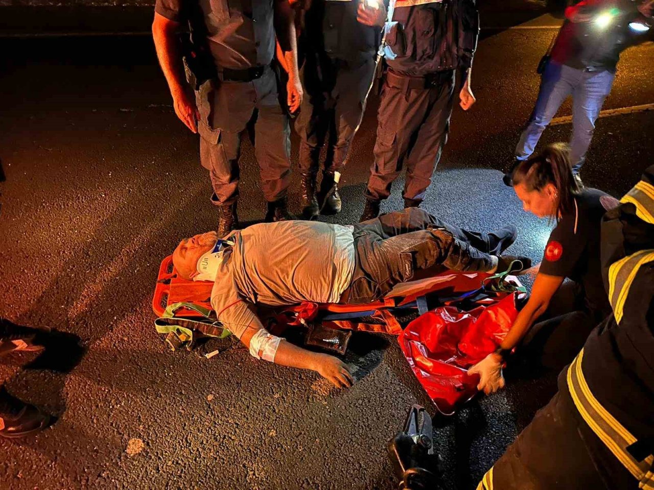 Kamyonette sıkışan sürücüyü itfaiye ekipleri kurtardı